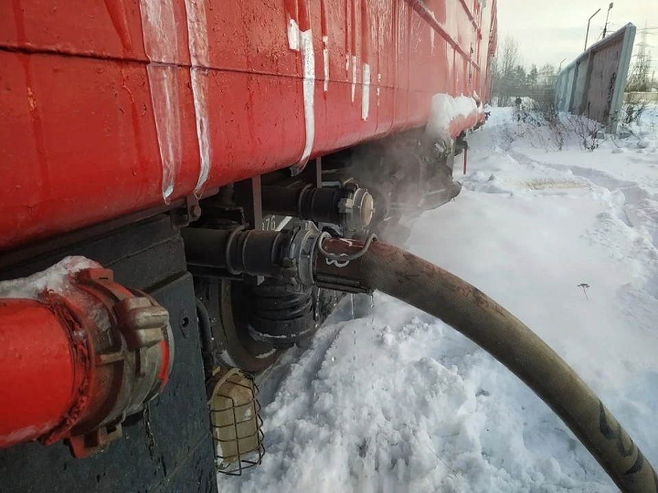 На месте ЧП несколько часов работал пожарный поезд. Фото: пресс-служба МЧС по Свердловской области