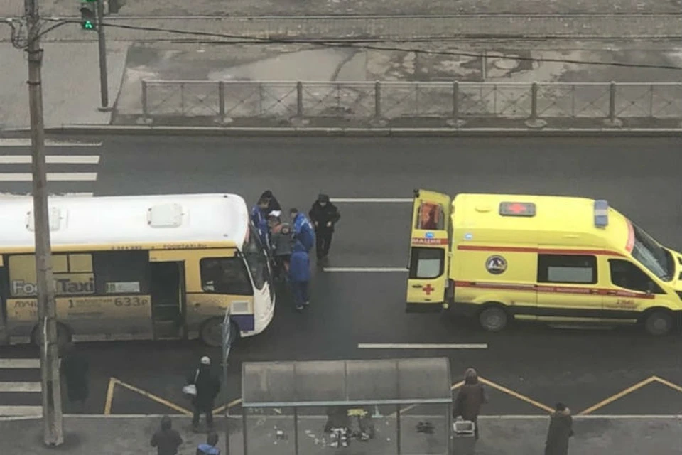Петербурженка попала под маршрутку, пытаясь успеть на автобус