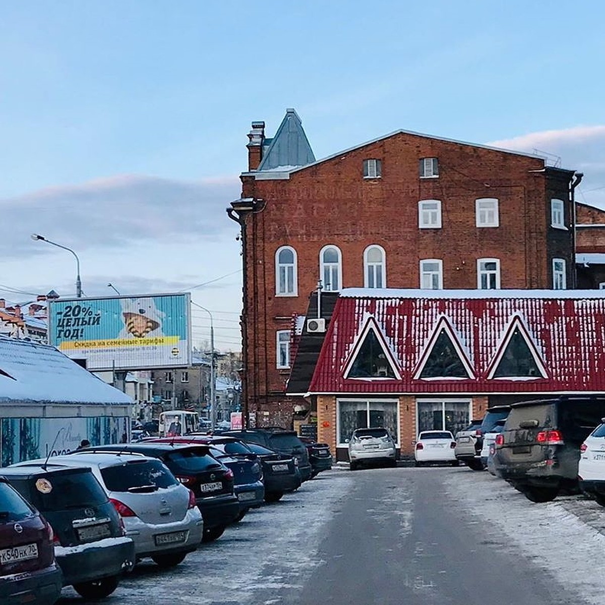 Власти заставили убрать незаконную рекламу со старинного здания в Томске -  KP.RU