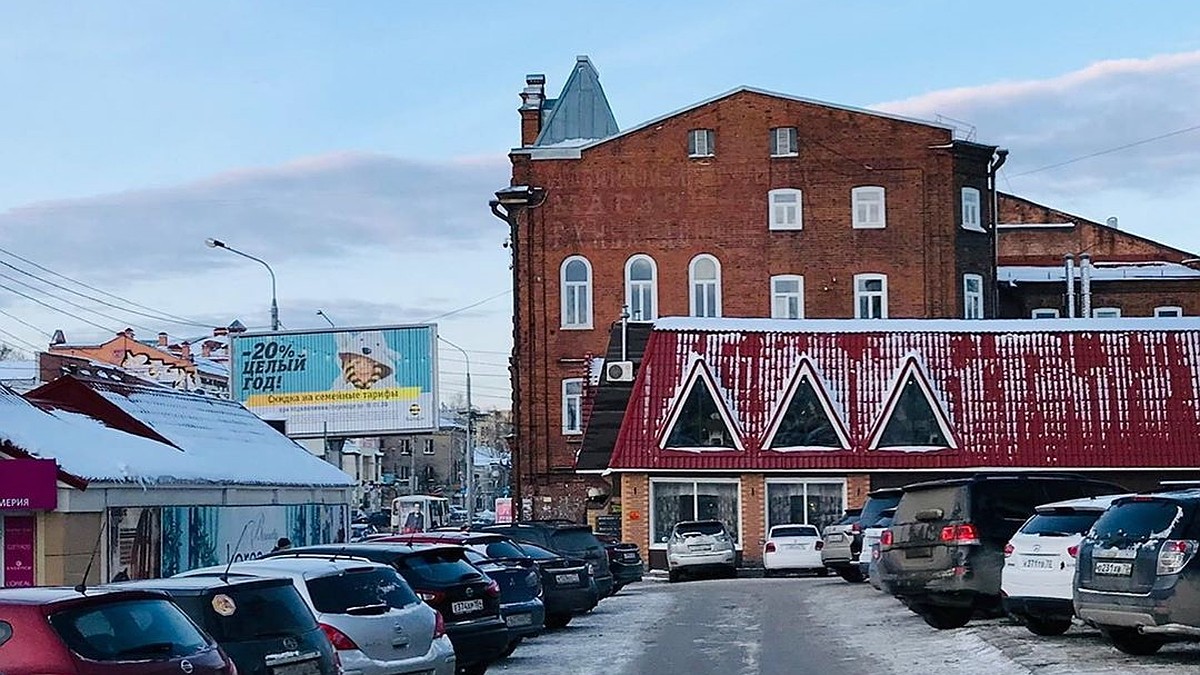 Власти заставили убрать незаконную рекламу со старинного здания в Томске -  KP.RU