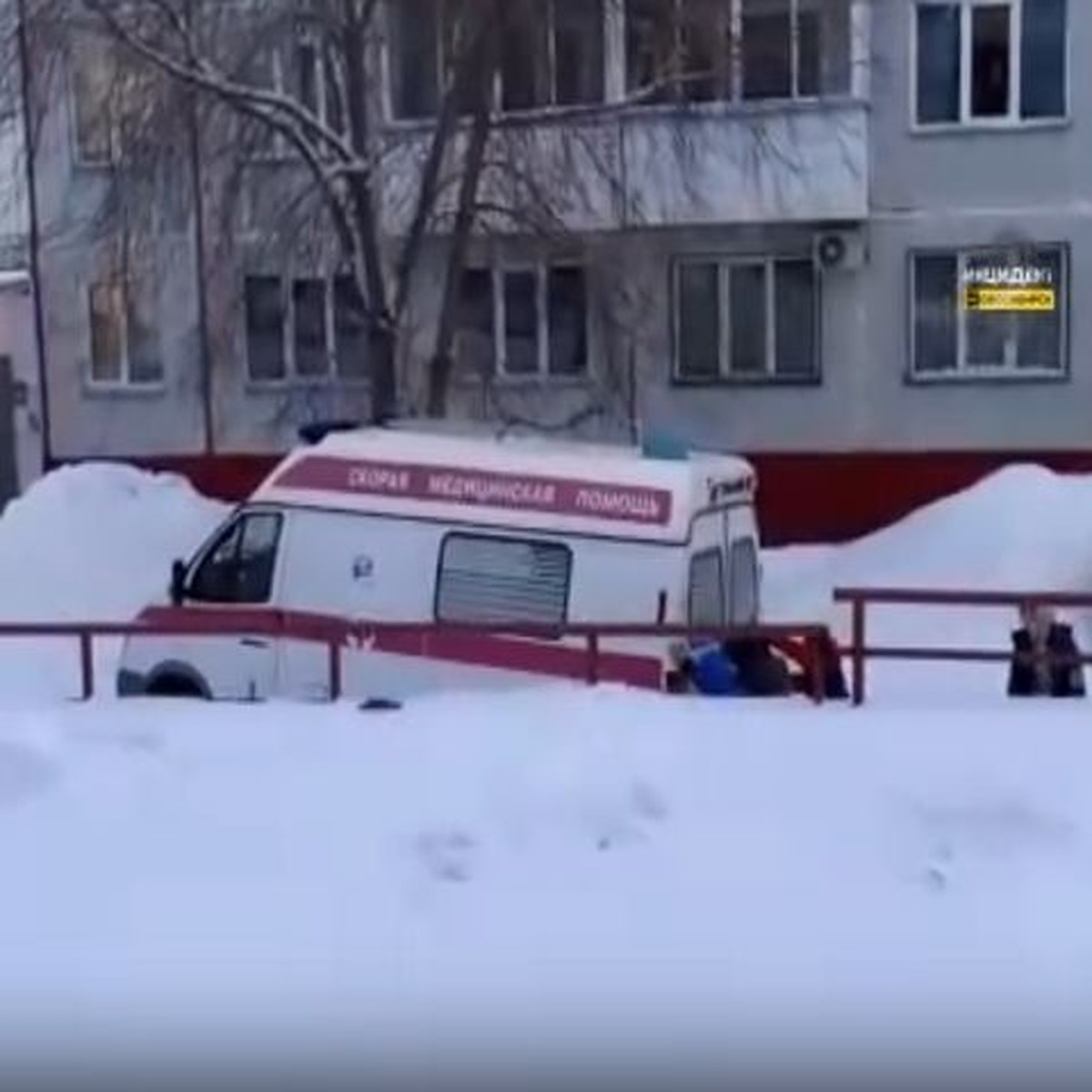 Толкали все бригадой: в одном из новосибирских дворов забуксовала «Скорая  помощь» - KP.RU