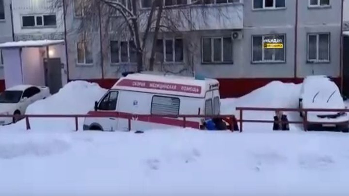 Толкали все бригадой: в одном из новосибирских дворов забуксовала «Скорая  помощь» - KP.RU