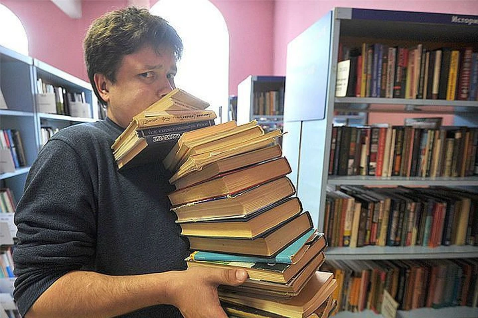 Читатель фотографий. Сдать книжки в библиотеку. Сдача книг. Мужчина в библиотеке. Сдайте книги в библиотеку.