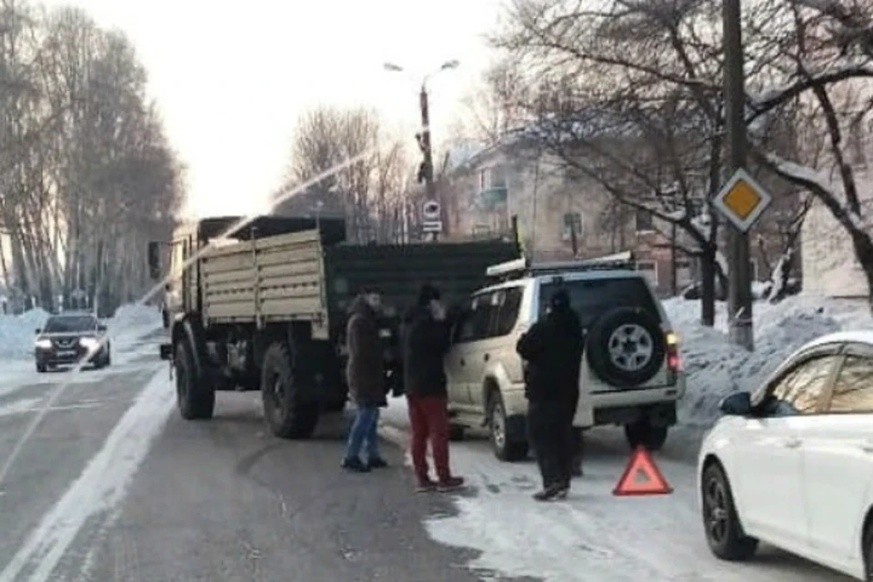 В Комсомольске иномарка врезалась в КАМАЗ