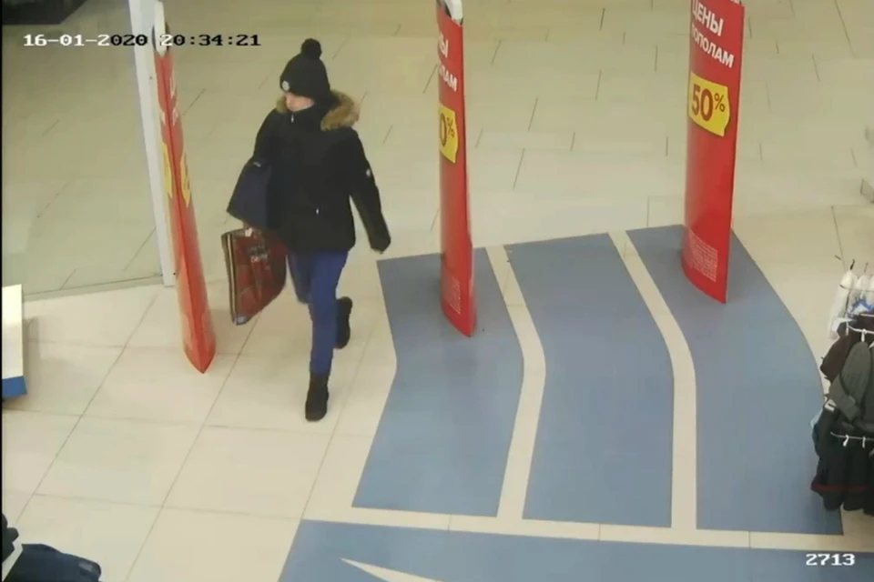 Предполагаемая воровка попала на камеры видеонаблюдения. Фото: скриншот с видео 43.мвд.рф