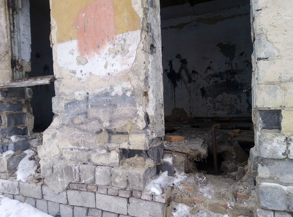 В таких местах часто играют дети, несмотря на то, что ночью тут бывает самый разный контингент. Фото: «Гражданский патруль»