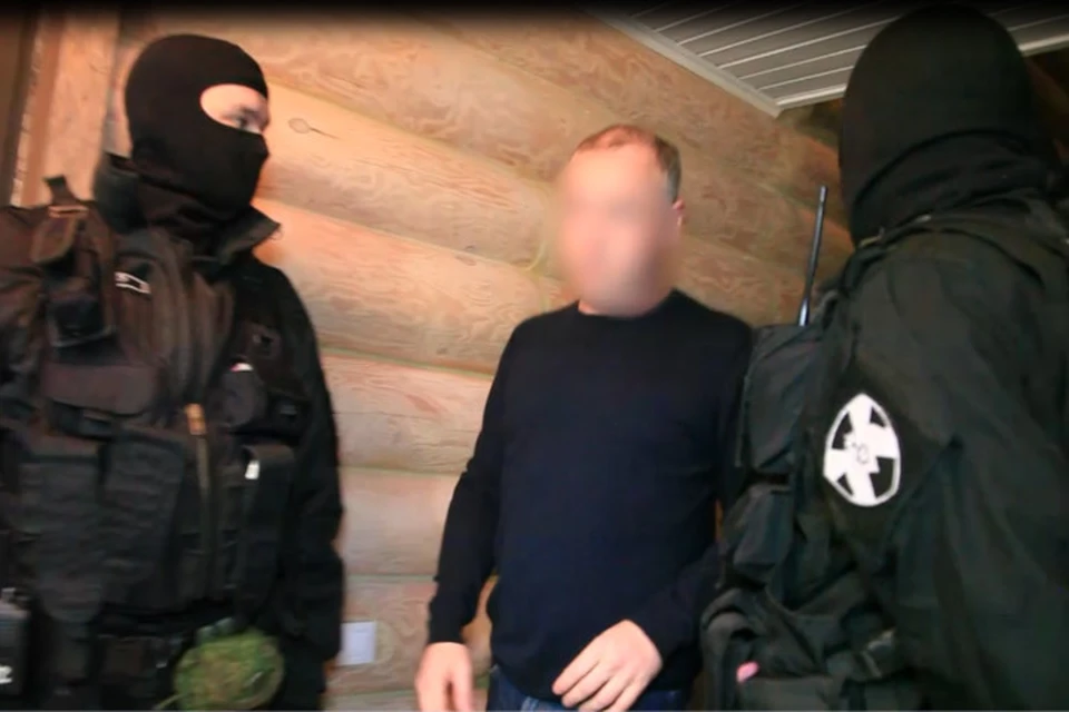 Одним из задержанных стал замначальника ГУ, начальник управления надзорной деятельности и профилактической работы ГУ МЧС России по Тверской области Денис Евсеев. Фото: скриншот с видео УМВД России по Тверской области