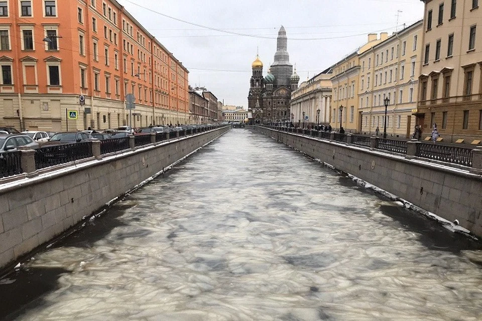 Необычный лед сковал воду в канале Грибоедова