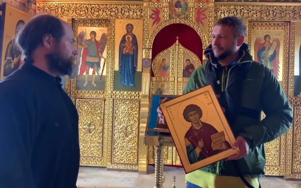 Скриншот из видеозаписи в Instagram Михаила Ведерникова. К важной дате капитан привез полярному храму две иконы.