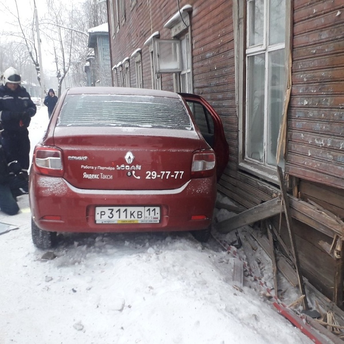 В центре Сыктывкара машина такси врезалась в дом - KP.RU