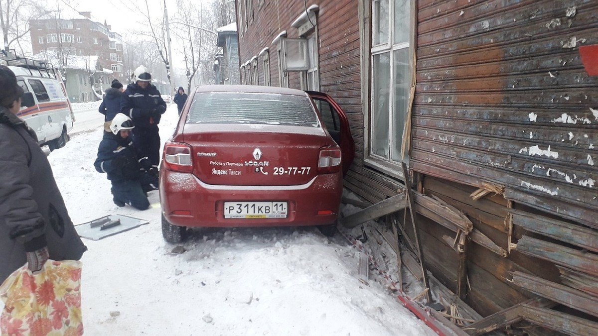 В центре Сыктывкара машина такси врезалась в дом - KP.RU