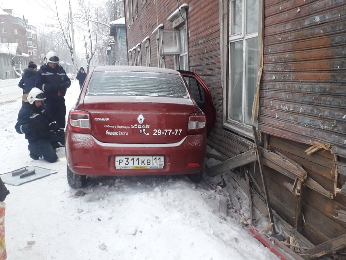 В центре Сыктывкара машина такси врезалась в дом - KP.RU