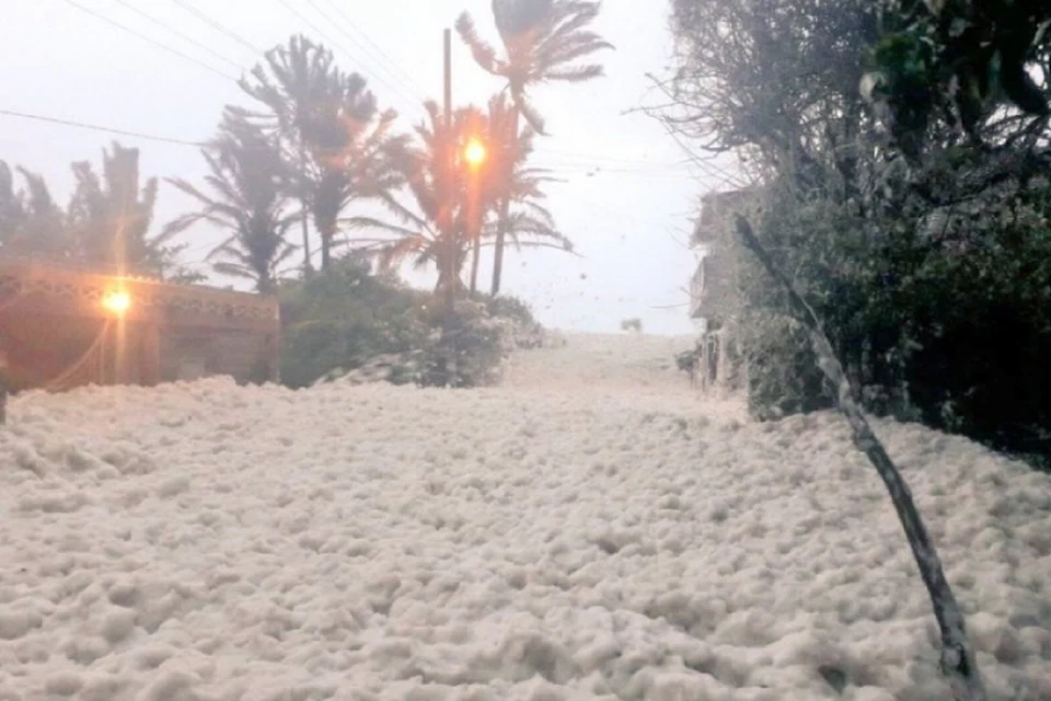 Морская пена высотой около метра заполонила улицы Каталонии