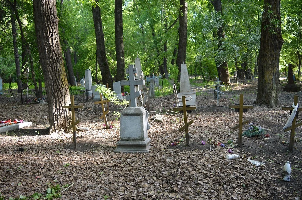 Стоимость услуг по погребению не зависит от того есть ли у умершего своя семья, родственники или законный представитель.