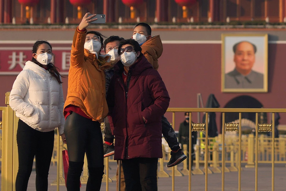 Туристы на площади Тяньаньмэнь в Пекине.