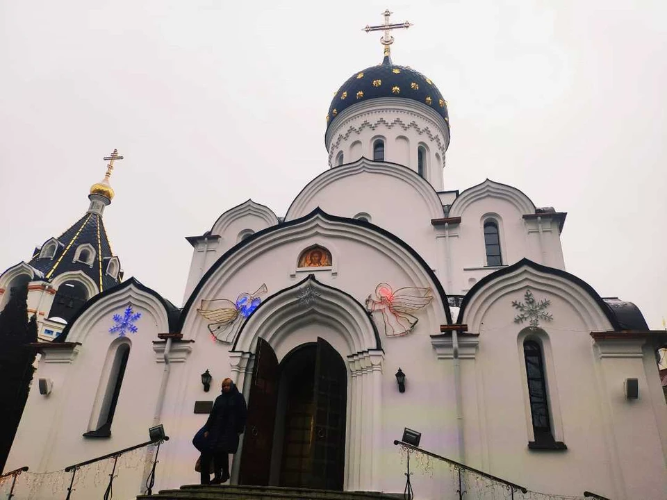 Мужчины в монастыре трудятся и молятся.
