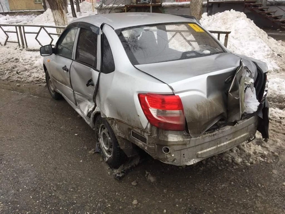 "Гранте" разворотило багажник и смяло левый бок