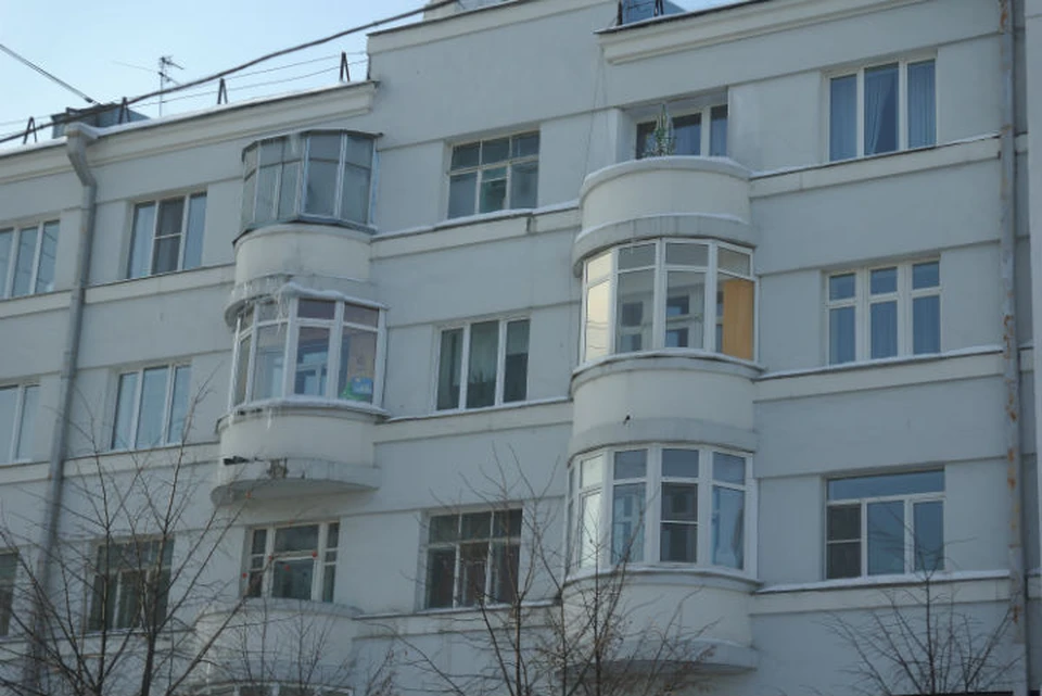 Девочка выпала из окна, пока мама была на кухне