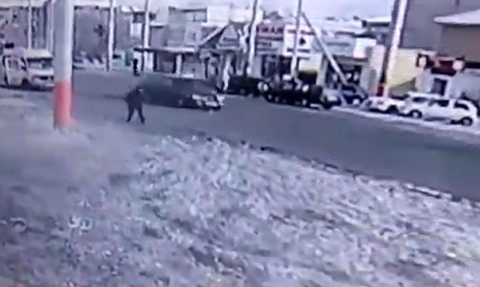 Момент наезда на пешехода попал на камеру видеонаблюдения.