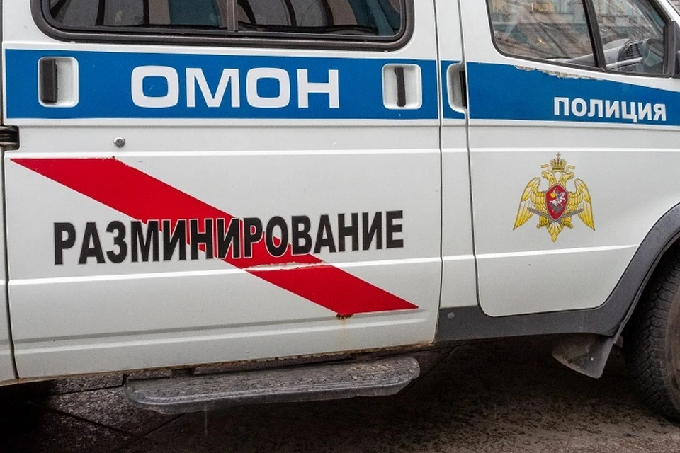 Взрывники ОМОНа вывезли гранату, которая лежала в подвале жилого дома.