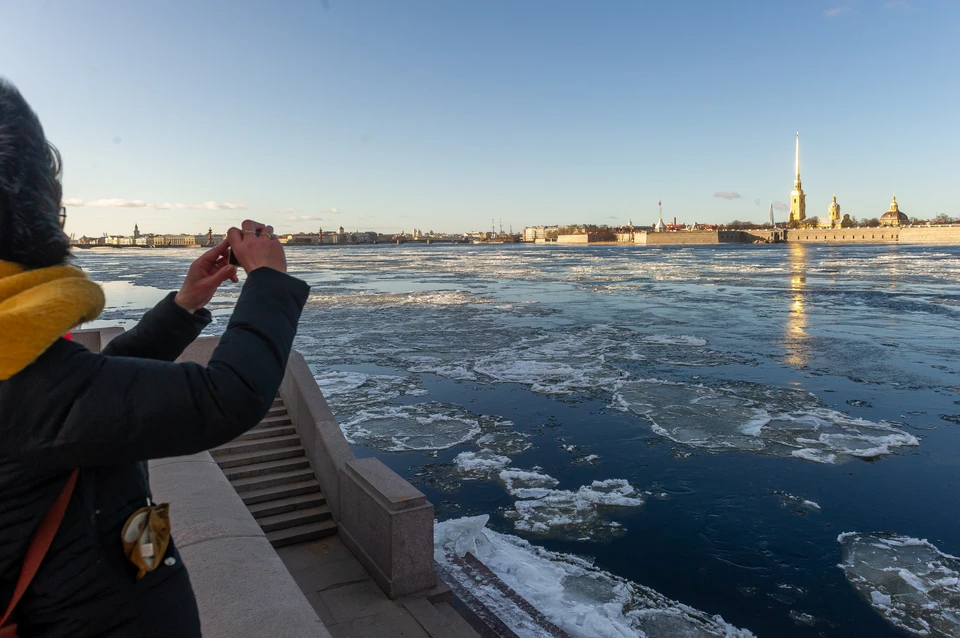 На Неве начался ледоход. Вот только льда на реке практически не было - принесло с Ладоги.