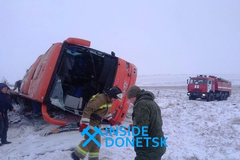 Водитель не справился с управлением и автобус перевернулся. Фото: Инсайд Донецк
