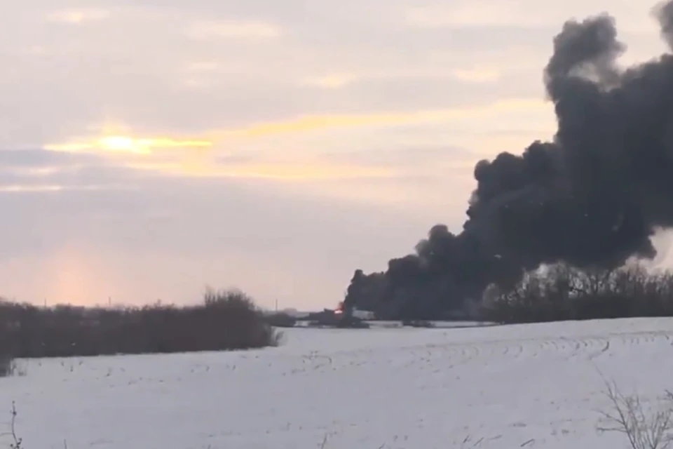 Сильный пожар и столбы дыма: В Канаде опрокинулся перевозивший нефть поезд
