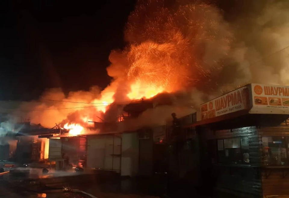 На Ошском рынке загорелся магазин с одеждой.