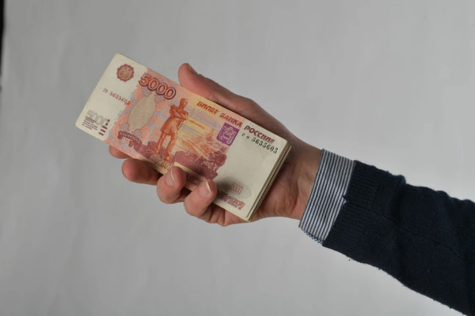 Руб на самом. СТО тысяч рублей. 100 Тыс рублей. 200 Тысяч рублей. Зарплата 200 тысяч рублей.