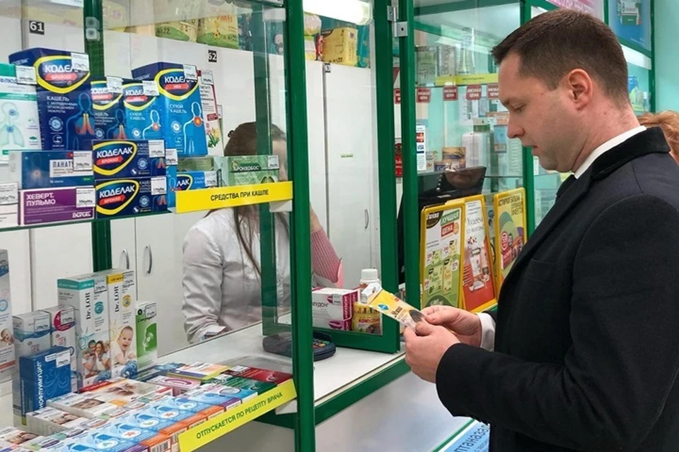 Илья Шакалов в одной из аптек Красноармейского района