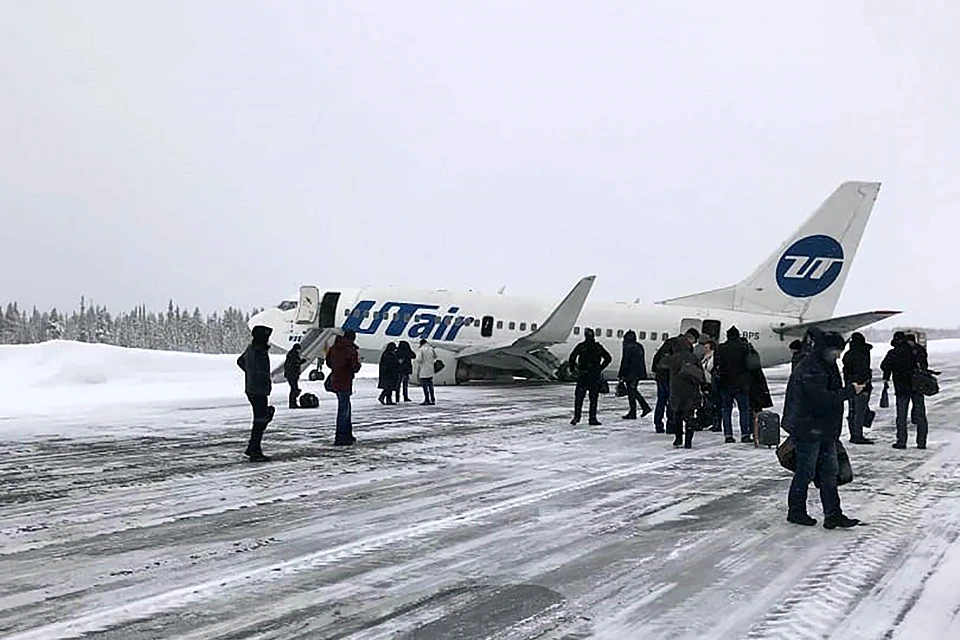 По последним данным, в результате жесткой посадки пострадали двое пассажиров. Жертв нет. Фото: "Усинск Онлайн"/ТАСС