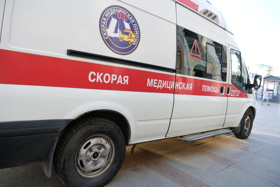 Пострадавших, на которых наехал автомобиль, доставили в больницу.