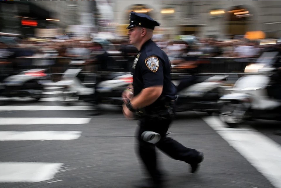 В Нью-Йорке мужчина открыл огонь в полицейском участке: один человек ранен