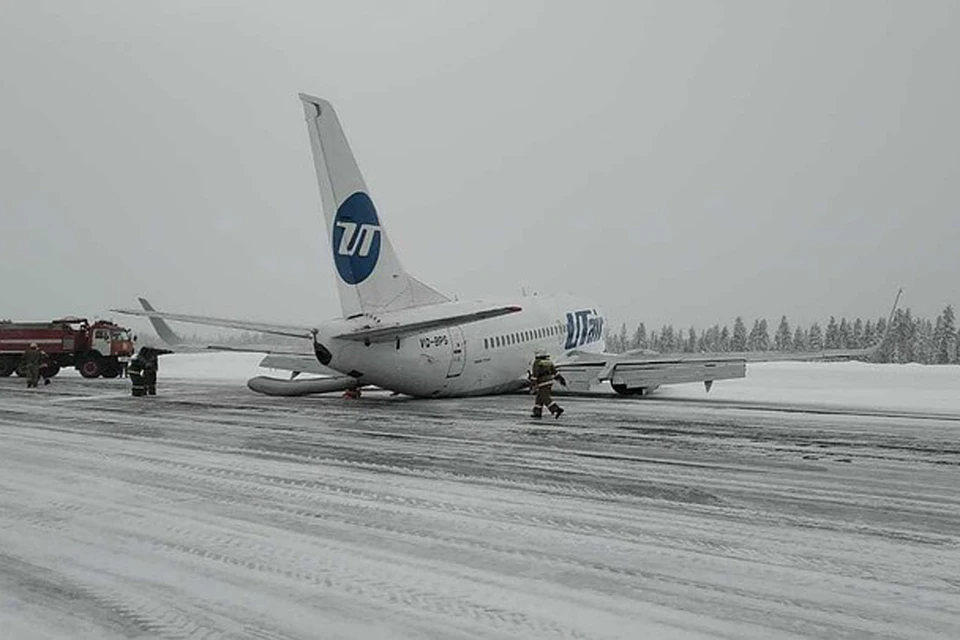 Самолёт авиакомпании “Utair”, летевший из Москвы в Усинск, совершил жесткую посадку в аэропорту. Во время посадки у самолета возникли проблемы с шасси.