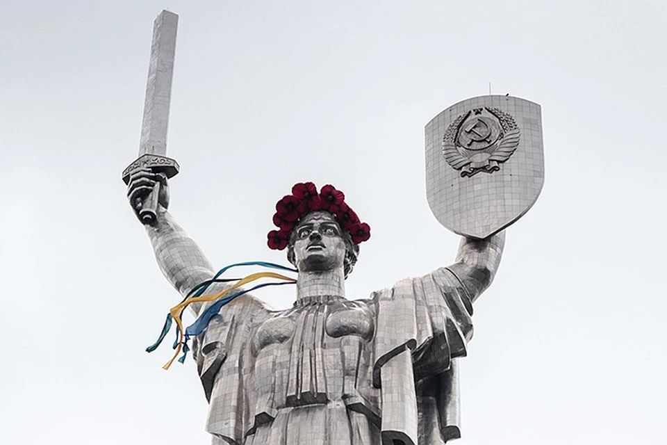 Саму «Родину-мать» киевские власти сносить не собираются. Фото: ТАСС