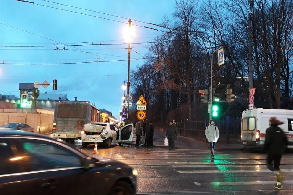 В Петербурге BMW устроил несколько ДТП на 22-й линии Васильевского острова. Фото: vk.com/spb_today