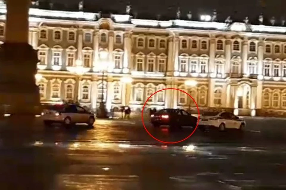 В центре Петербурга пьяный водитель "Ауди" около 10 минут пытался уйти от преследования инспекторов ДПС. Фото: "Фонтанка.ру"
