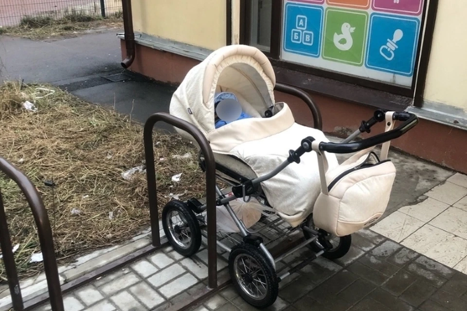 В Мурино прохожая возмутилась оставленным без присмотра малыше. Фото: vk.com/9kino.live