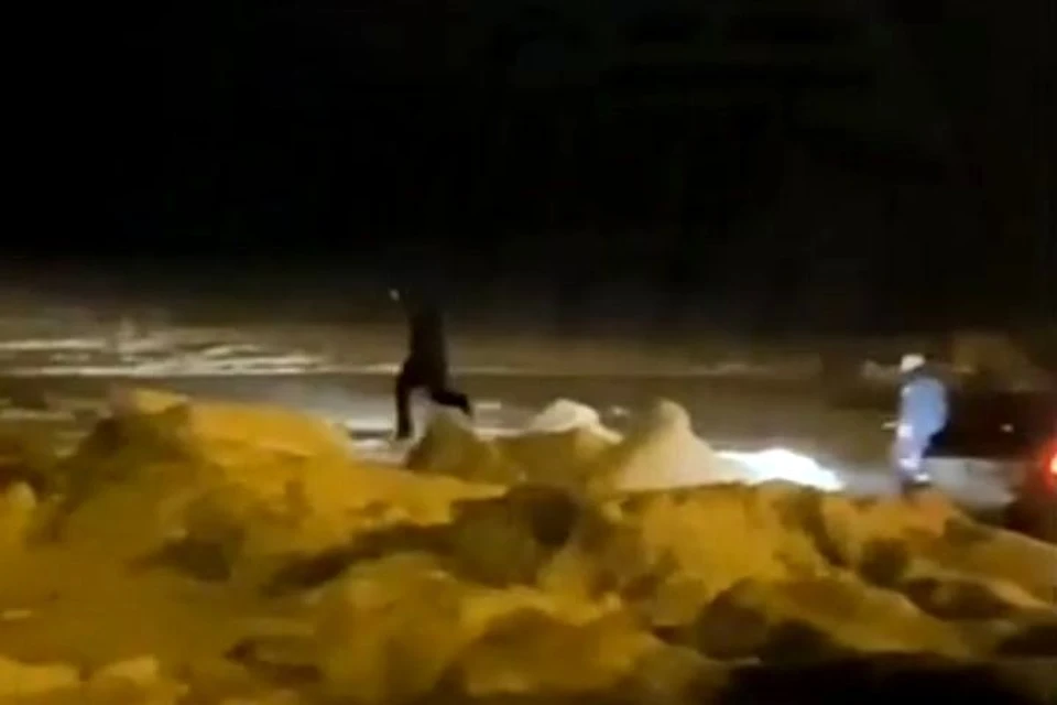 Мужчина убежал в темноте по льду. Фото: print screen видео
