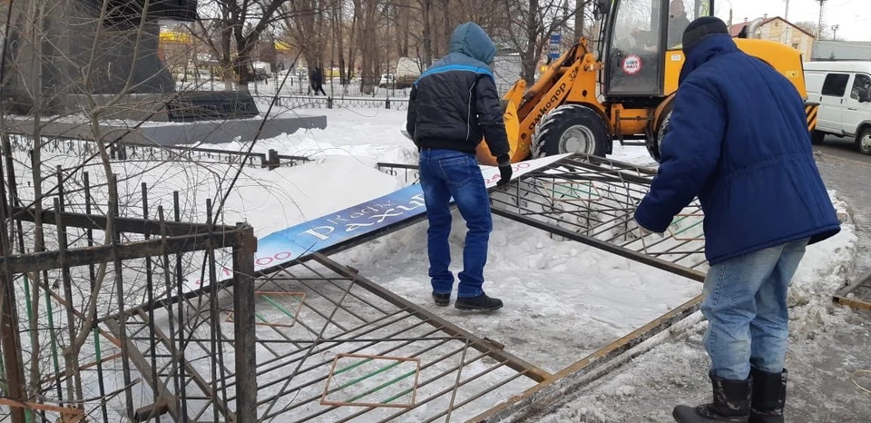 Рабочие демонтировали ограду и вывеску ФОТО: твиттер Александра Хинштейна