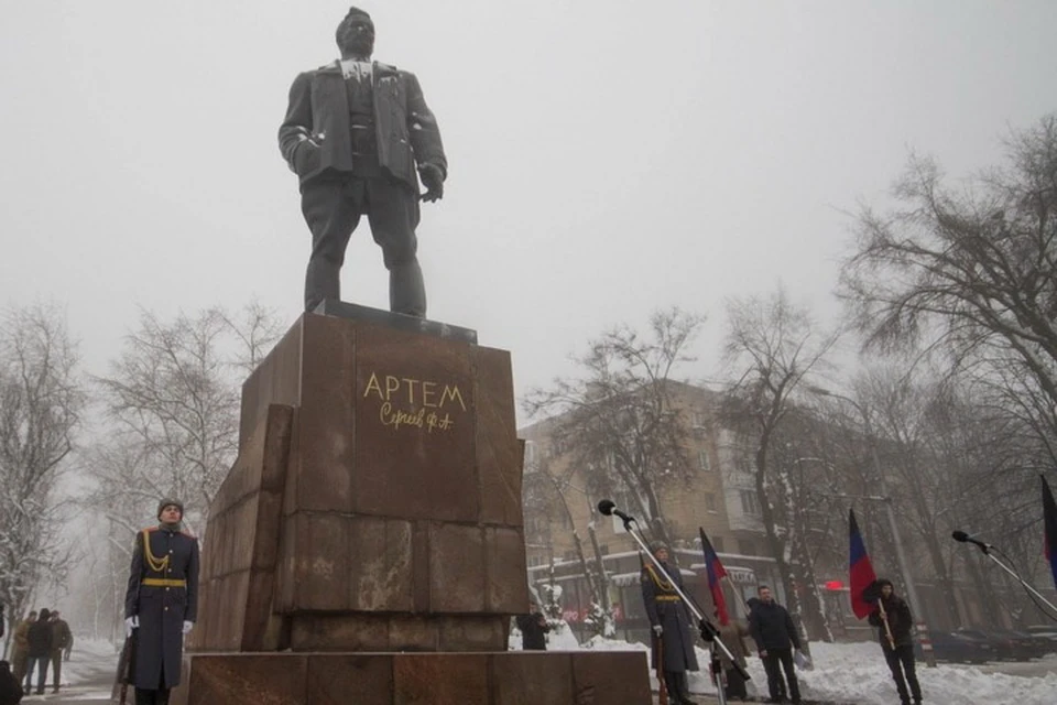 Памятник лидеру Донецко-Криворожской Республики Артему находится в центре Донецка на пересечении улицы Артема и проспекта Мира. Фото: ОД «ДР»