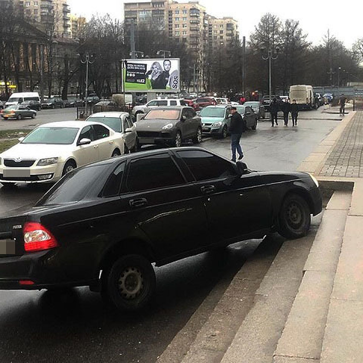 Чеченский волк», паливший из автомата на Московском проспекте и просивший  прощения после визита ОМОНа, вновь гоняет по городу на заниженной «Приоре»  - KP.RU