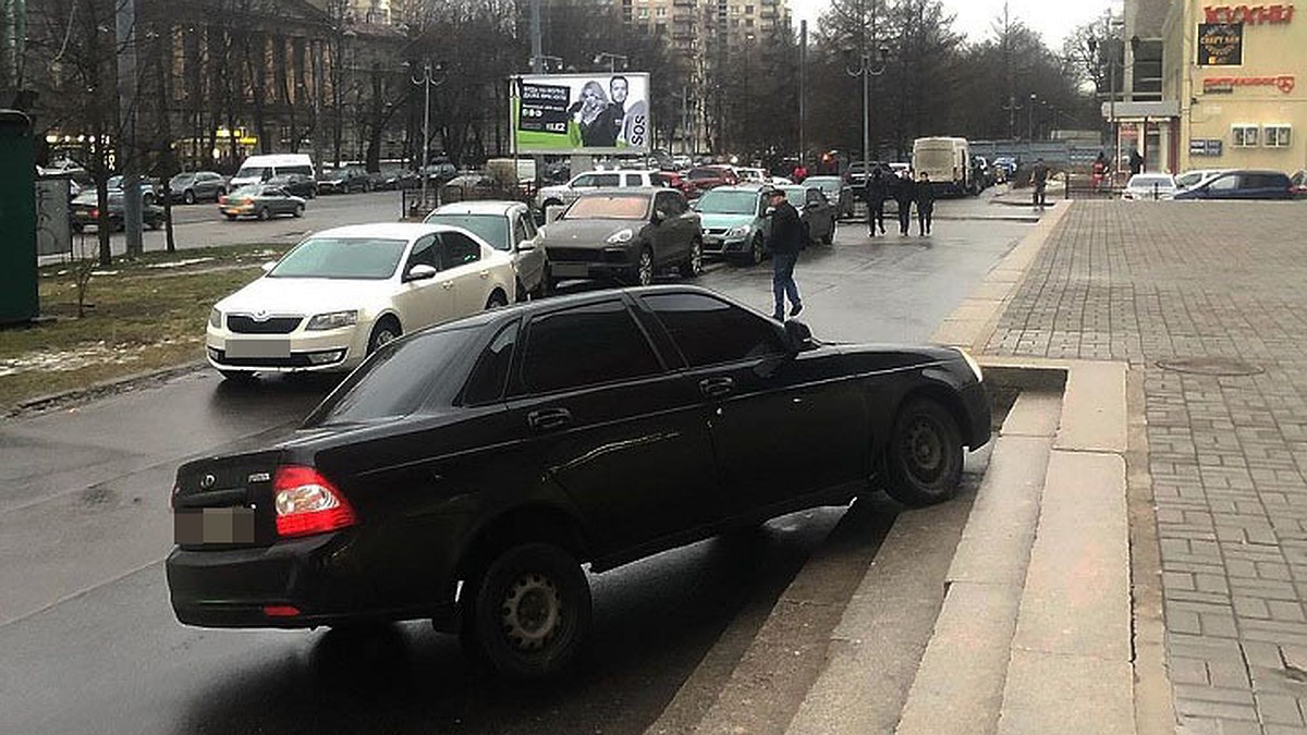 Чеченский волк», паливший из автомата на Московском проспекте и просивший  прощения после визита ОМОНа, вновь гоняет по городу на заниженной «Приоре»  - KP.RU