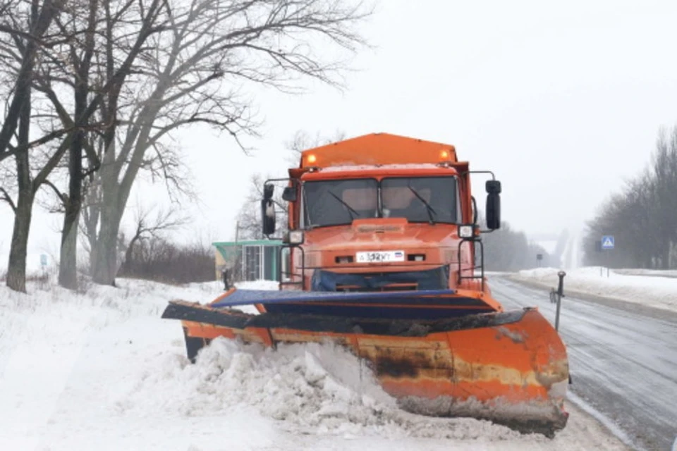 Расчистка дорог от снега продолжается. Фото: donmintrans.ru