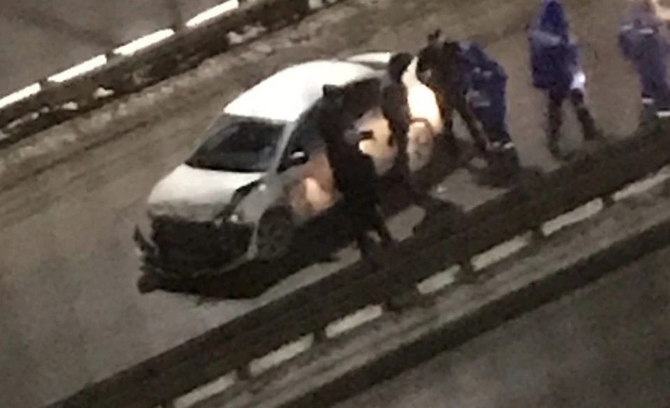 На улице Мельникайте в Тюмени авто врезалось в отбойник, сбив человека. Фото - очевидцы.