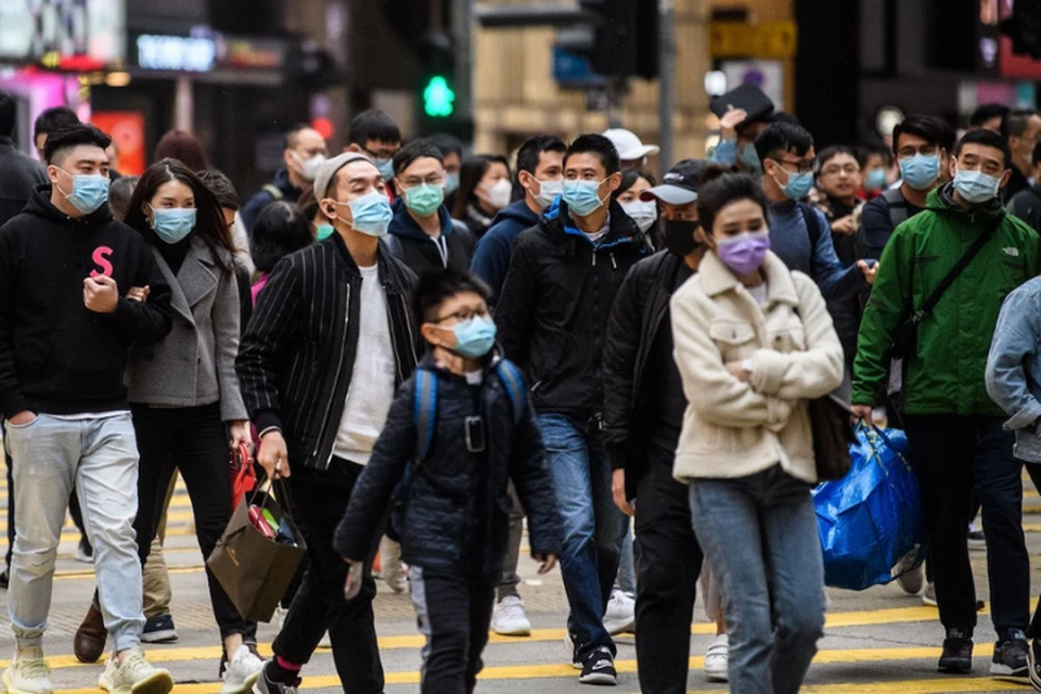 На улицах Гонконга 90 % людей в масках и респираторах. Фото artsy.net