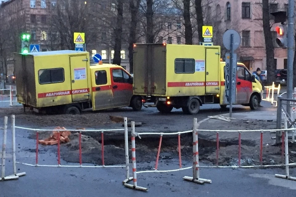 Аварийный автомобиль провалился в асфальт, приехав ограждать другую большую дыру в центре Петербурга