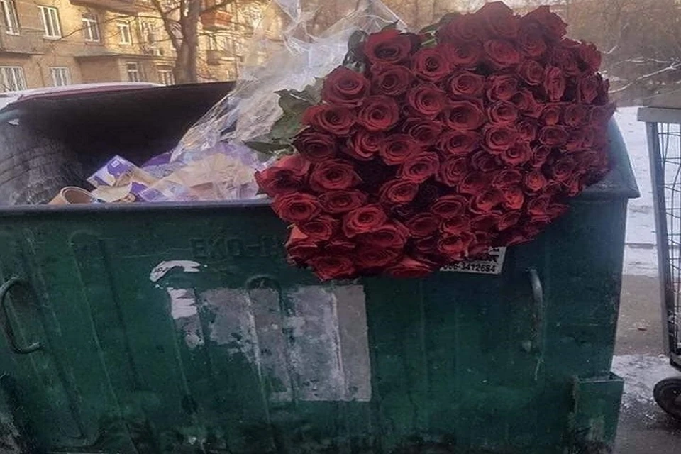 Что же натворил джентльмен, если девушка предпочла выбросить презент на помойку, а не прощать возлюбленного, так и осталось загадкой