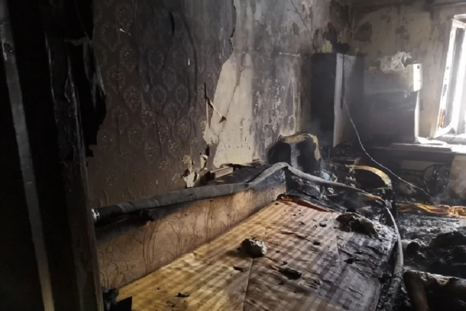 Огонь уничтожил квартиру на площади 50 квадратных метров.