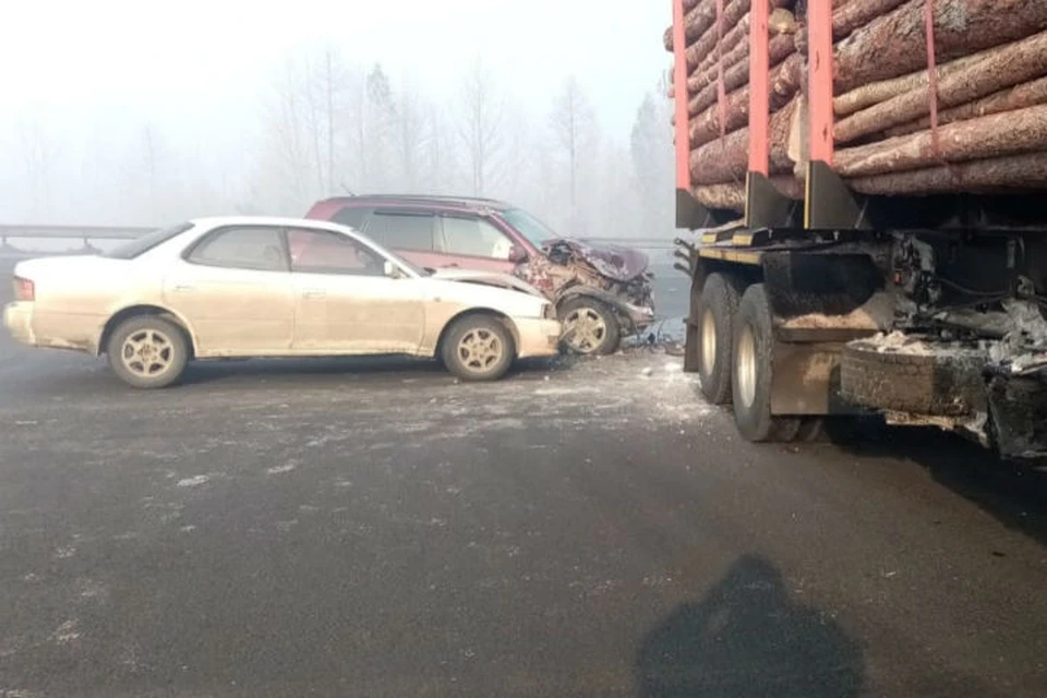 Лесовоз столкнулся с тремя легковушками на трассе «Вилюй» в Братске.